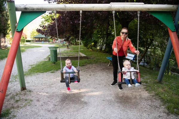 Happy Vivacious Jeune Mère Avec Son Bébé Fille Garçon Jumeaux — Photo