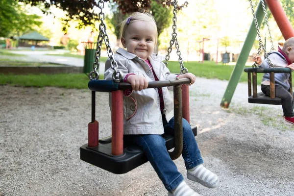Glücklich Lachende Kleinkindmädchen Die Spaß Auf Einer Schaukel Haben Und — Stockfoto
