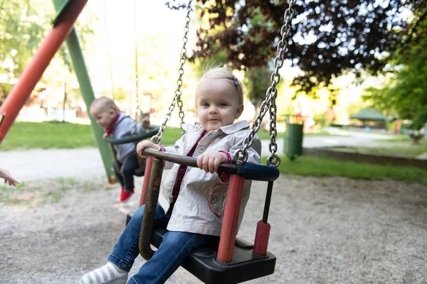 Glücklich Lachendes Kleinkind Bruder Und Schwester Zwillinge Haben Spaß Auf — Stockfoto