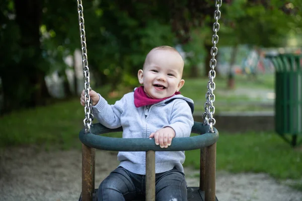 Glücklich Lachende Kleinkinder Die Spaß Auf Einer Schaukel Haben Und — Stockfoto