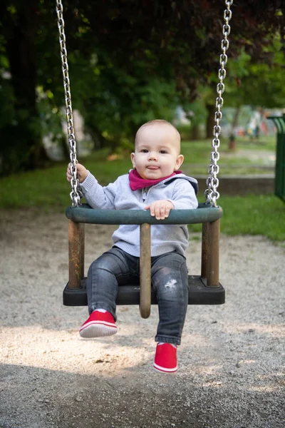 Feliz Niño Riéndose Divirtiéndose Columpio Disfrutando Día Parque Infantil —  Fotos de Stock