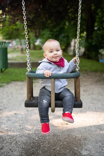 Feliz Niño Riéndose Divirtiéndose Columpio Disfrutando Día Parque Infantil —  Fotos de Stock