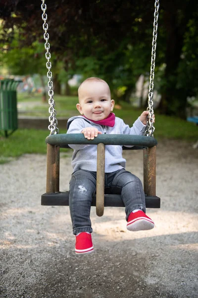 Feliz Niño Riéndose Divirtiéndose Columpio Disfrutando Día Parque Infantil —  Fotos de Stock