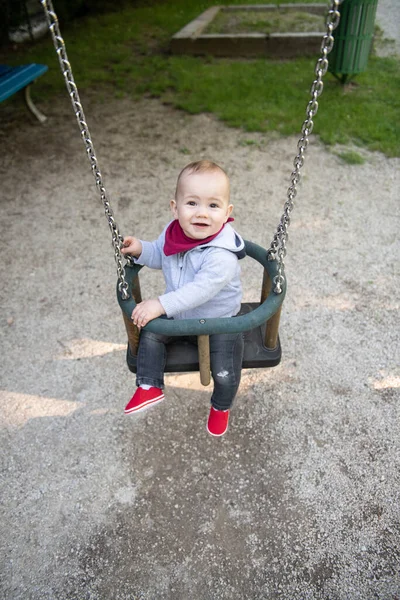 Happy Laughing Toddler Boy Amuser Sur Une Balançoire Profiter Une — Photo