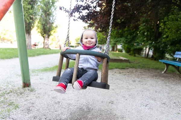 Glücklich Lachende Kleinkinder Die Spaß Auf Einer Schaukel Haben Und — Stockfoto