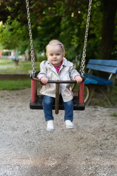 Happy Laughing Toddler Girl Divertindo Balanço Desfrutando Dia Parque Infantil — Fotografia de Stock