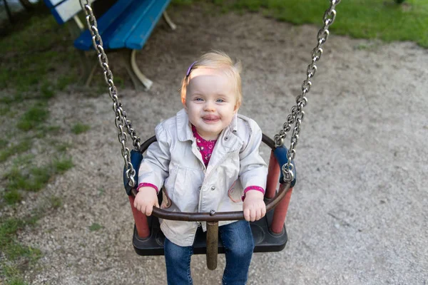 Feliz Niña Riéndose Divirtiéndose Columpio Disfrutando Día Parque Infantil —  Fotos de Stock