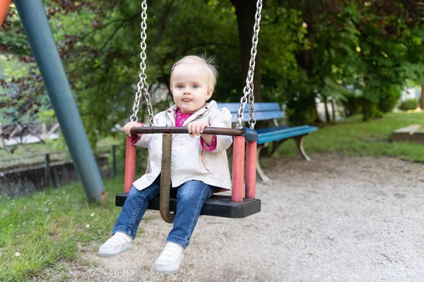 Glücklich Lachende Kleinkindmädchen Die Spaß Auf Einer Schaukel Haben Und — Stockfoto