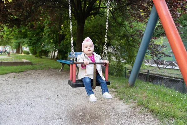 Happy Laughing Toddler Girl Amuser Sur Une Balançoire Profiter Une — Photo