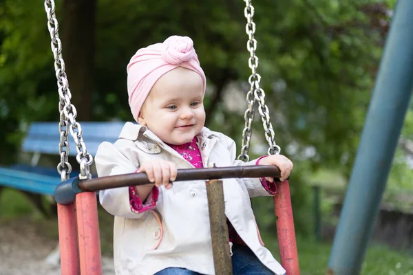 Glücklich Lachende Kleinkindmädchen Die Spaß Auf Einer Schaukel Haben Und — Stockfoto
