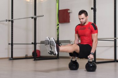 Kettle Bell ve Flexing Muscles ile Egzersiz Yapan Genç Adam - Kaslı Atletik Vücut Geliştirici Fitness Egzersizleri