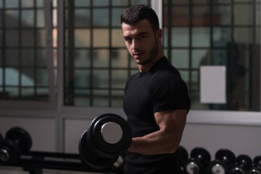 Spor salonunda bikini çalışan adam - Aptal konsantrasyon kıvrımları