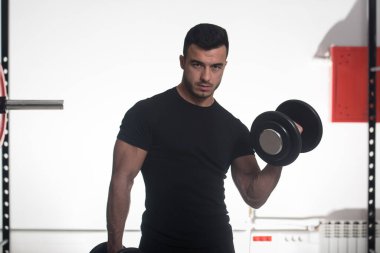 Spor salonunda bikini çalışan adam - Aptal konsantrasyon kıvrımları