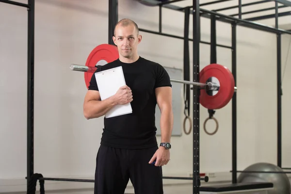 Personal Trainer Macht Sich Notizen Auf Klemmbrett Fitnessstudio — Stockfoto