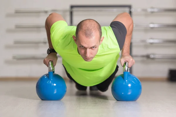 Gesunder Mann Sportler Beim Liegestütztraining Mit Wasserkocher Glocke Fitnessstudio Übung — Stockfoto