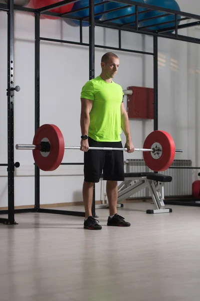 Entrenador Haciendo Ejercicio Peso Pesado Para Espalda Con Barra Gimnasio — Foto de Stock