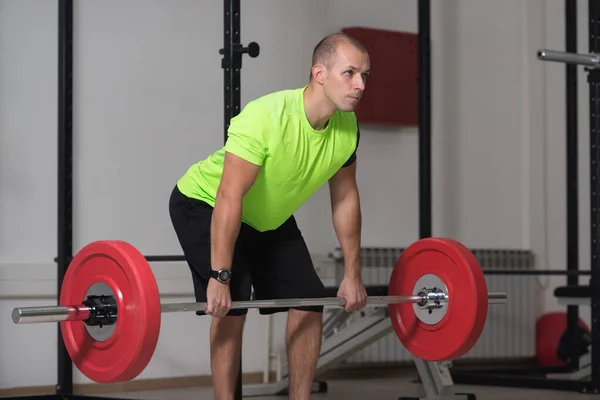 Treinador Fazendo Exercício Peso Pesado Para Costas Com Barbell Ginásio — Fotografia de Stock