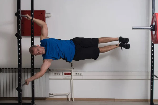 Homem Muscular Fazendo Exercício Bandeira Humana Como Parte Treinamento Musculação — Fotografia de Stock