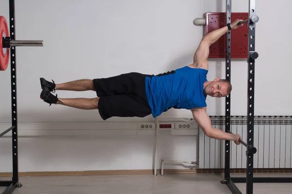 Homem Muscular Fazendo Exercício Bandeira Humana Como Parte Treinamento Musculação — Fotografia de Stock