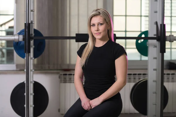 Mujer Joven Sentada Fuerte Gimnasio Músculos Flexionantes Muscular Atlético Culturista — Foto de Stock