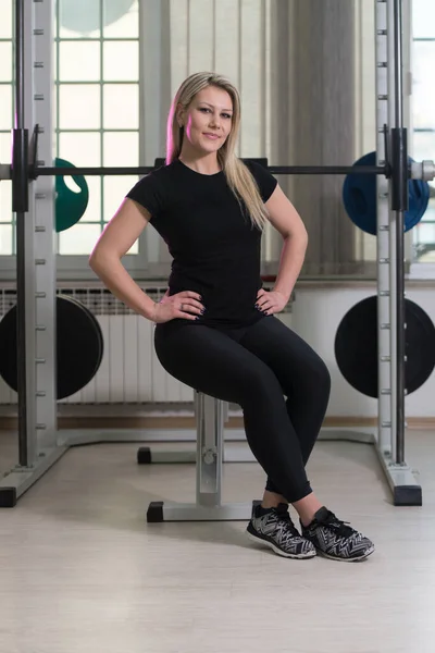 Junge Frau Sitzt Stark Fitnessstudio Und Beugt Muskeln Vor Muskulöser — Stockfoto