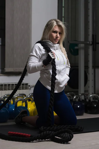 在带绳索的健身中心 一个迷人的女人在运动后靠体重休息 — 图库照片