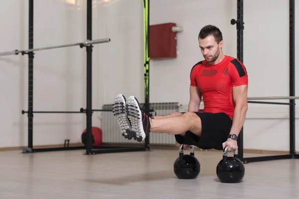 Ejercicio Hombre Joven Con Campana Tetera Los Músculos Flexión Ejercicios — Foto de Stock