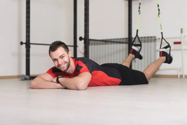 Bello Attraente Giovane Uomo Con Corpo Muscolare Seduto Sul Pavimento — Foto Stock