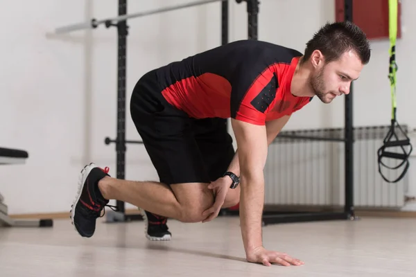 Instrutor Fitness Exercício Crossfit Com Correias Trx Fitness Estúdio Ginásio — Fotografia de Stock