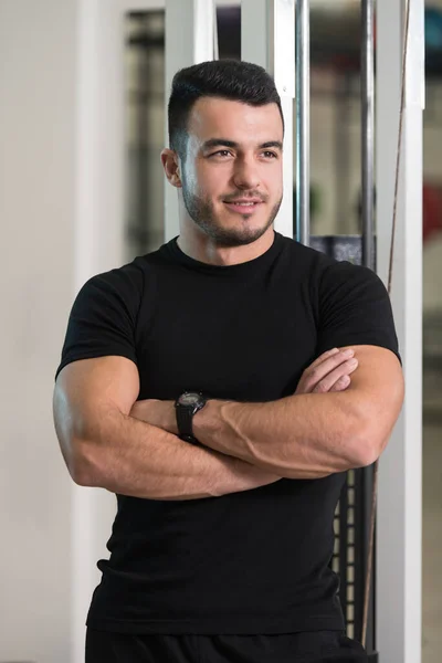 Retrato Entrenador Personal Guapo Usando Ropa Deportiva Gimnasio Gimnasio Pie — Foto de Stock