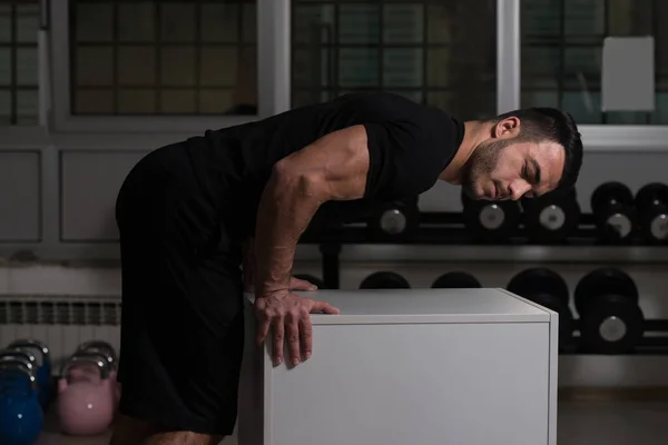 Muscular Fitness Bodybuilder Wykonywanie Ciężkich Ćwiczeń Ciężarków Dla Triceps Apple — Zdjęcie stockowe