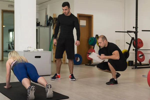 Groep Van Sportieve Mensen Training Een Fitnessruimte Multi Etnische Groep — Stockfoto