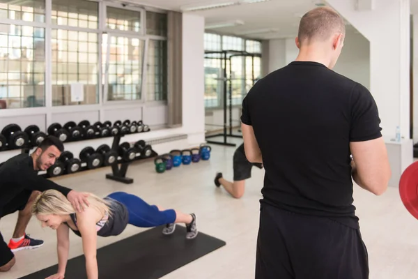 Grupo Treinamento Pessoas Esportivas Ginásio Grupo Multiétnico Atletas Fazendo Fitness — Fotografia de Stock