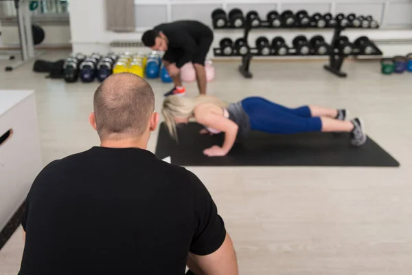Groep Mensen Sport Fitness Fitnessruimte Gewichtstrainingshulpmiddelen Indoor — Stockfoto