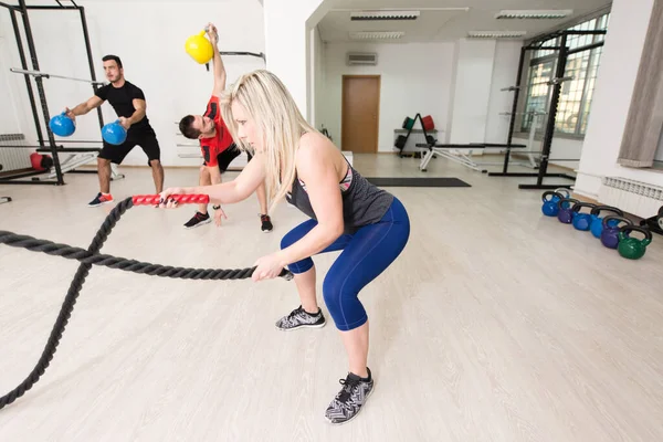 Skupina Sportovních Lidí Trénink Tělocvičně Multi Etnická Skupina Sportovců Dělá — Stock fotografie