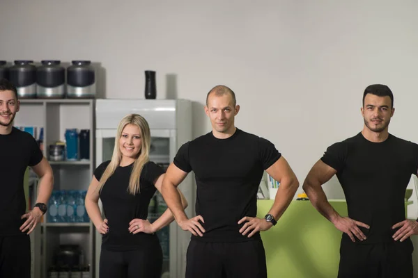 Ritratto Bella Gente Sport Che Guarda Macchina Fotografica Una Palestra — Foto Stock