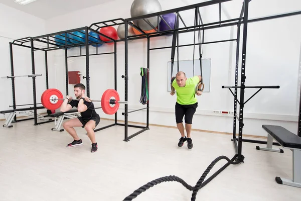 Ginásio Grupo Levantamento Peso Treino Homens Meninas Exercício — Fotografia de Stock