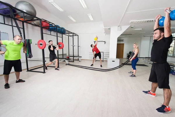 Group People Exercising Together Lifting Weight Using Skipping Rope Medicine — Stock Photo, Image