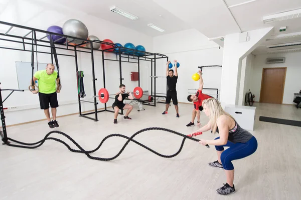 Gimnasio Grupo Levantamiento Pesas Entrenamiento Hombres Niñas Ejercicio —  Fotos de Stock