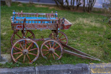 Köyde bir çayır üzerinde küçük ahşap arabası