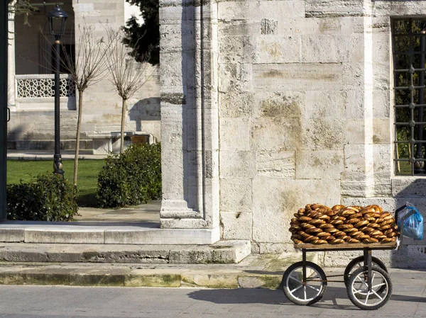 Carro con rosquillas turcas a la entrada del hito —  Fotos de Stock