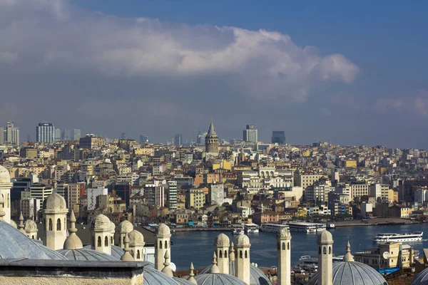 Istanbul acros üzerinde Boğaz manzaralı. Kuleleri ve kubbeler, yelkenli gemi ve renkli şehir ile boğaz