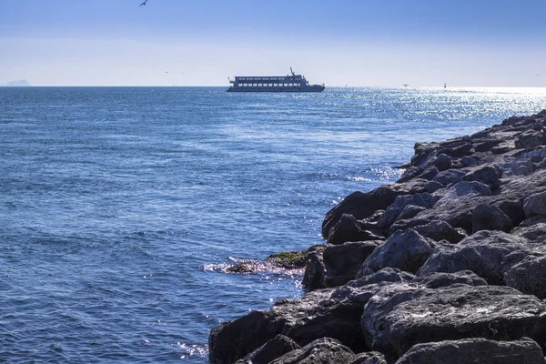 Ferry à l'horizon en mer. Istanbul — Photo