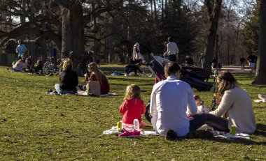 Aileler piknik Park'ın bahçesinde üzerinde grubu.