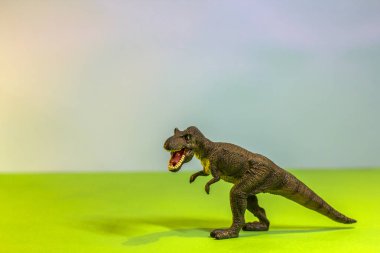 Oyuncak dinozor bir oyuncak ormanda. bir gerçek T-rex gibi ahşap ağaçlar bir parlak studio zemin üzerine. Eko oyuncaklar.