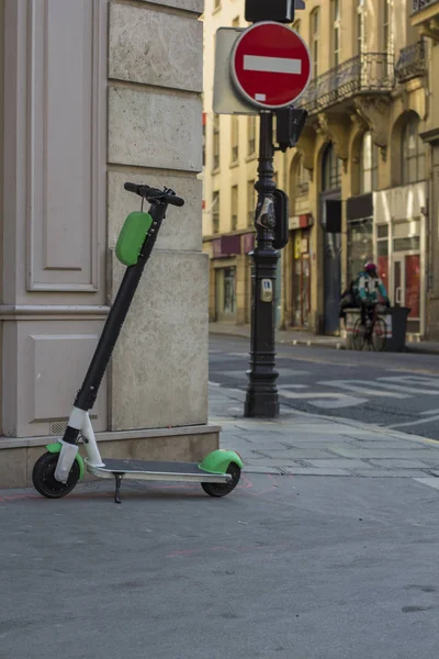 Scooter kicksharing on the sidewalk. Paris city. — Stock Photo, Image