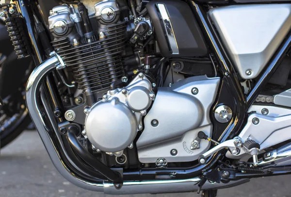 Parlak krom motoru. Güçlü motosiklet motor bloğu.