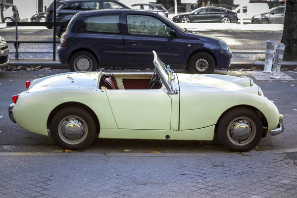 Small, retro cabrio car. Vintage car parked in in the city. — Stock Photo, Image