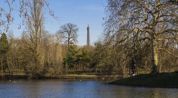 Laghetto nel parco di Parigi. Torre Eiffel - vista dalla foresta di Boulogne . — Foto Stock