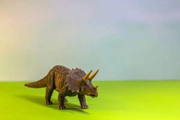 Dinosaure jouet dans une forêt de jouets. comme un vrai dino sur un fond lumineux de studio avec des arbres en bois. Eco jouets . — Photo